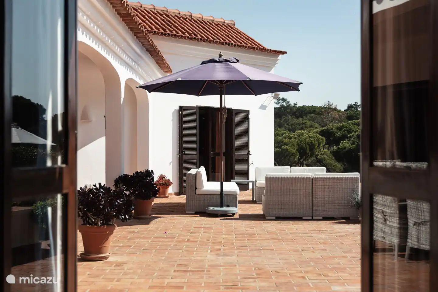 Blick vom zweiten Schlafzimmer mit französischen Türen in der Ferne zum Hauptschlafzimmer