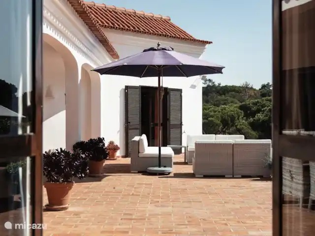 Casa Figueiras - proche de la plage | Portugal, Algarve, Vale do Garrão - villa Vue de la deuxième chambre avec portes françaises vers la chambre des maîtres au loin