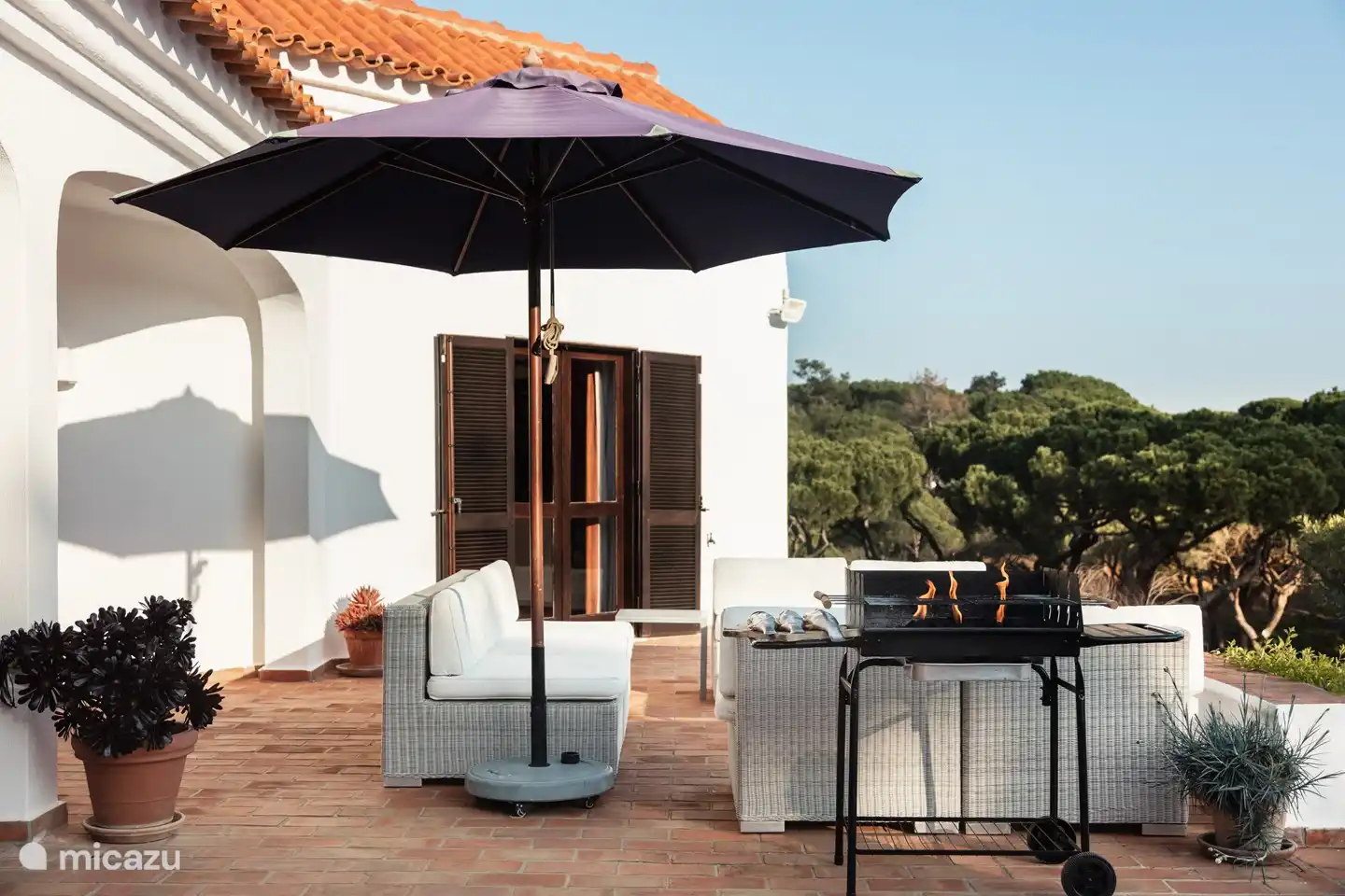 Geräumige Terrasse mit Lounge-Ecke, Essbereich und Grill