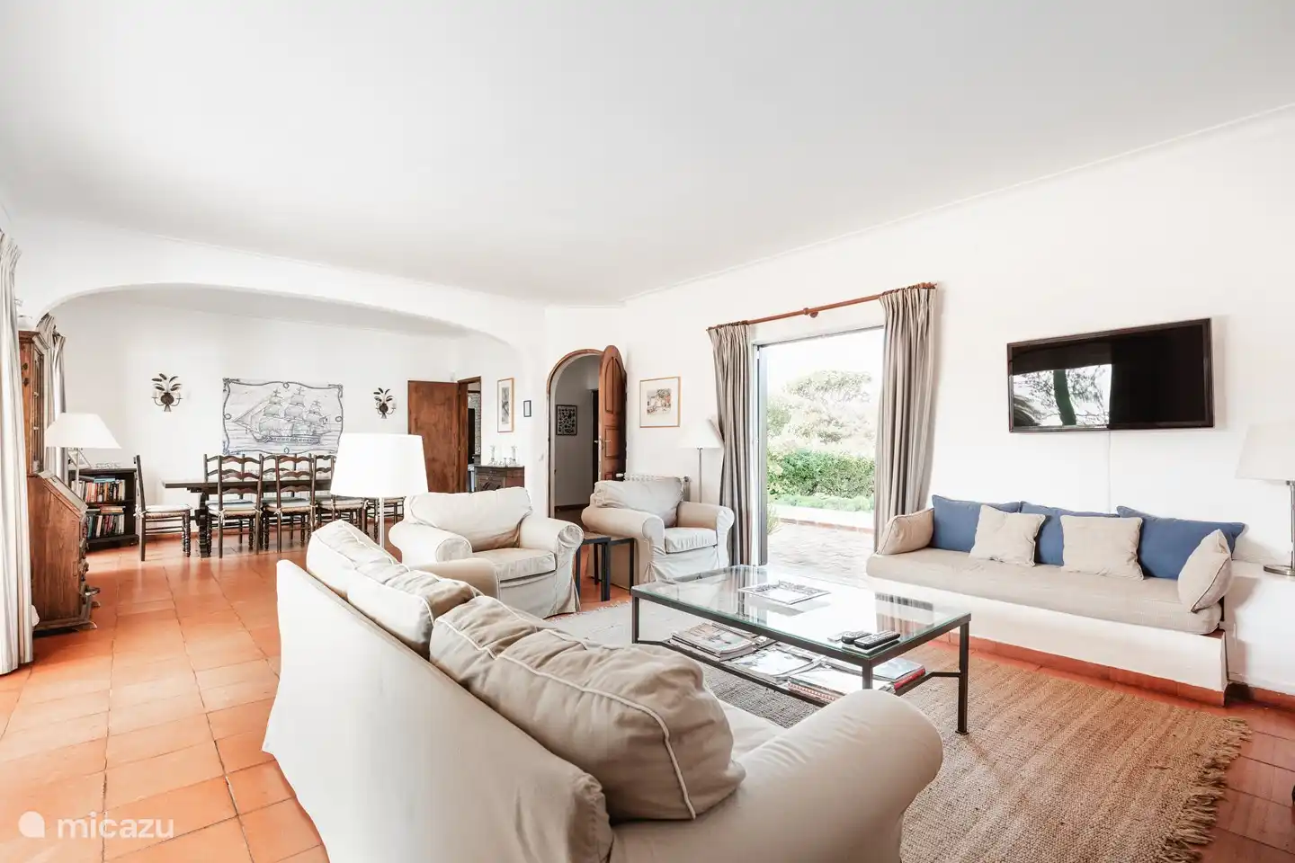 Geräumiges Wohn- und Esszimmer mit großen Schiebefenstern auf beiden Seiten