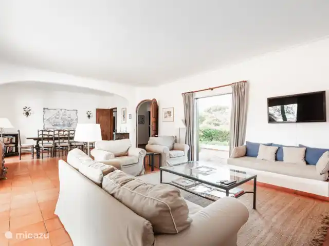 Casa Figueiras - proche de la plage | Portugal, Algarve, Vale do Garrão - villa Salon-salle à manger spacieux avec de grandes fenêtres coulissantes des deux côtés