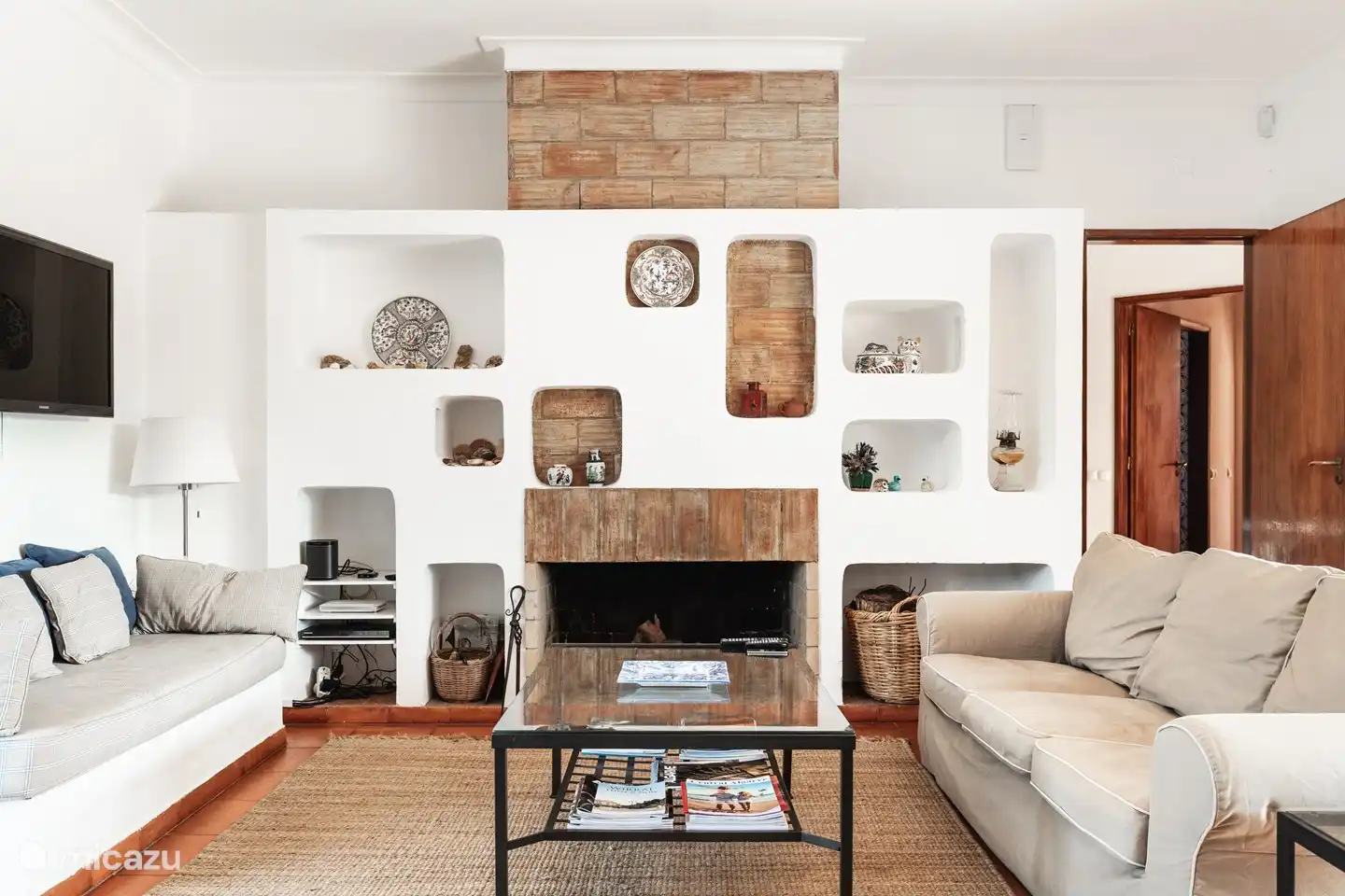 Die Sitzecke mit TV und Kamin für den Winter