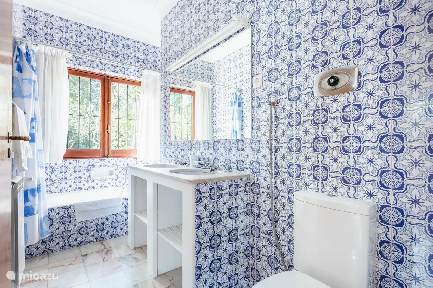 Blaues Schlafzimmer, Badezimmer en suite mit Badewanne/Handbrause, Doppelwaschbecken und WC
