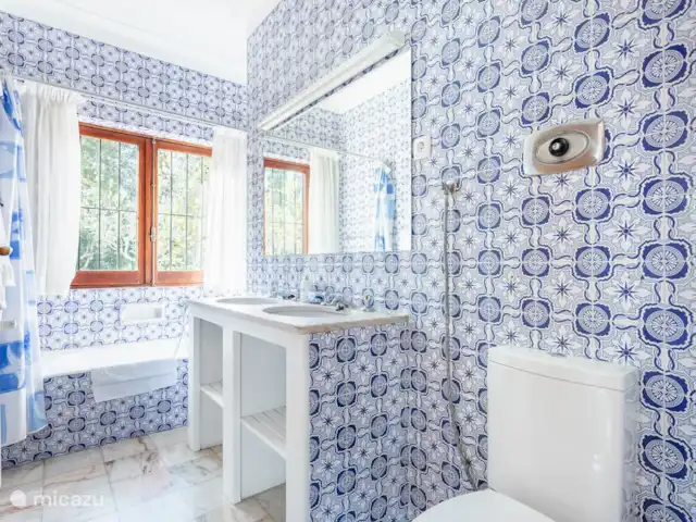 Casa Figueiras - proche de la plage | Portugal, Algarve, Vale do Garrão - villa Salle de bain bleue avec baignoire/douchette, double lavabo et WC