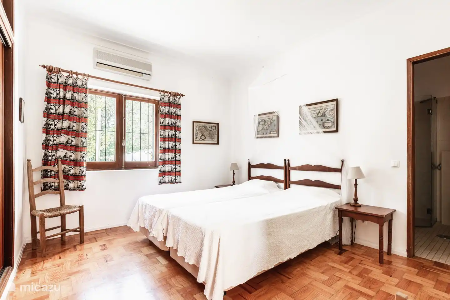 Portugiesisches Schlafzimmer mit rechter Tür zum Badezimmer en suite: Dusche, Waschbecken und WC