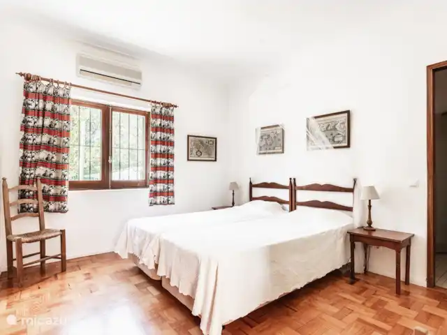 Casa Figueiras - proche de la plage | Portugal, Algarve, Vale do Garrão - villa Chambre portugaise avec porte droite vers la salle de bain en suite : douche, lavabo et toilettes