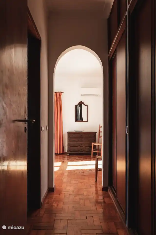 Eingang zum Hauptschlafzimmer mit dem Badezimmer auf der linken Seite