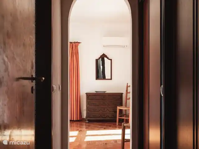 Casa Figueiras - proche de la plage | Portugal, Algarve, Vale do Garrão - villa Entrée de la chambre principale avec la salle de bain à gauche