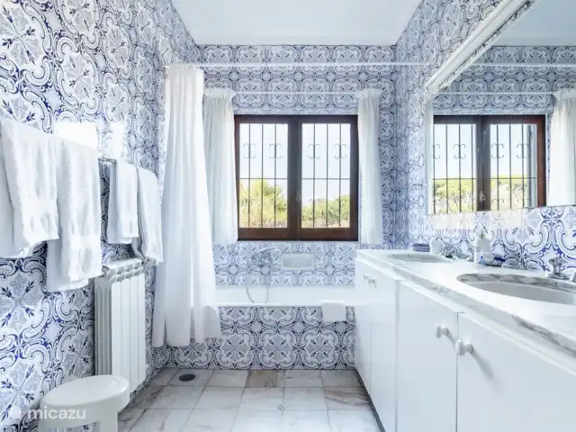 Casa Figueiras - proche de la plage | Portugal, Algarve, Vale do Garrão - villa Chambre principale avec salle de bain attenante avec carrelage mural portugais, baignoire avec douchette