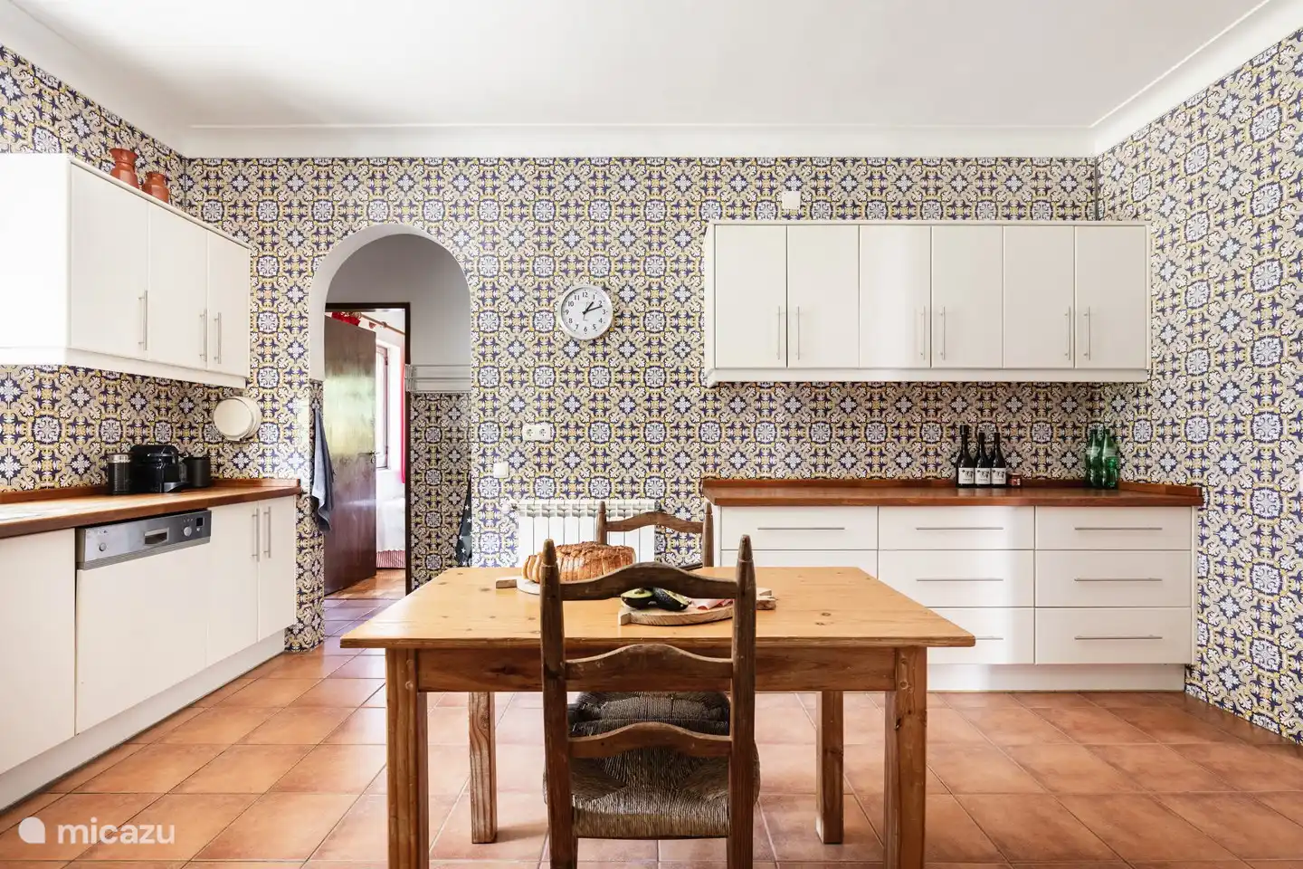 Küche mit portugiesischen Wandfliesen