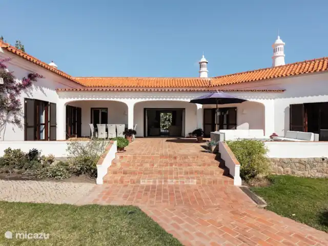 Casa Figueiras - proche de la plage | Portugal, Algarve, Vale do Garrão - villa Du jardin escalier à la terrasse avec la grande porte coulissante au salon au milieu