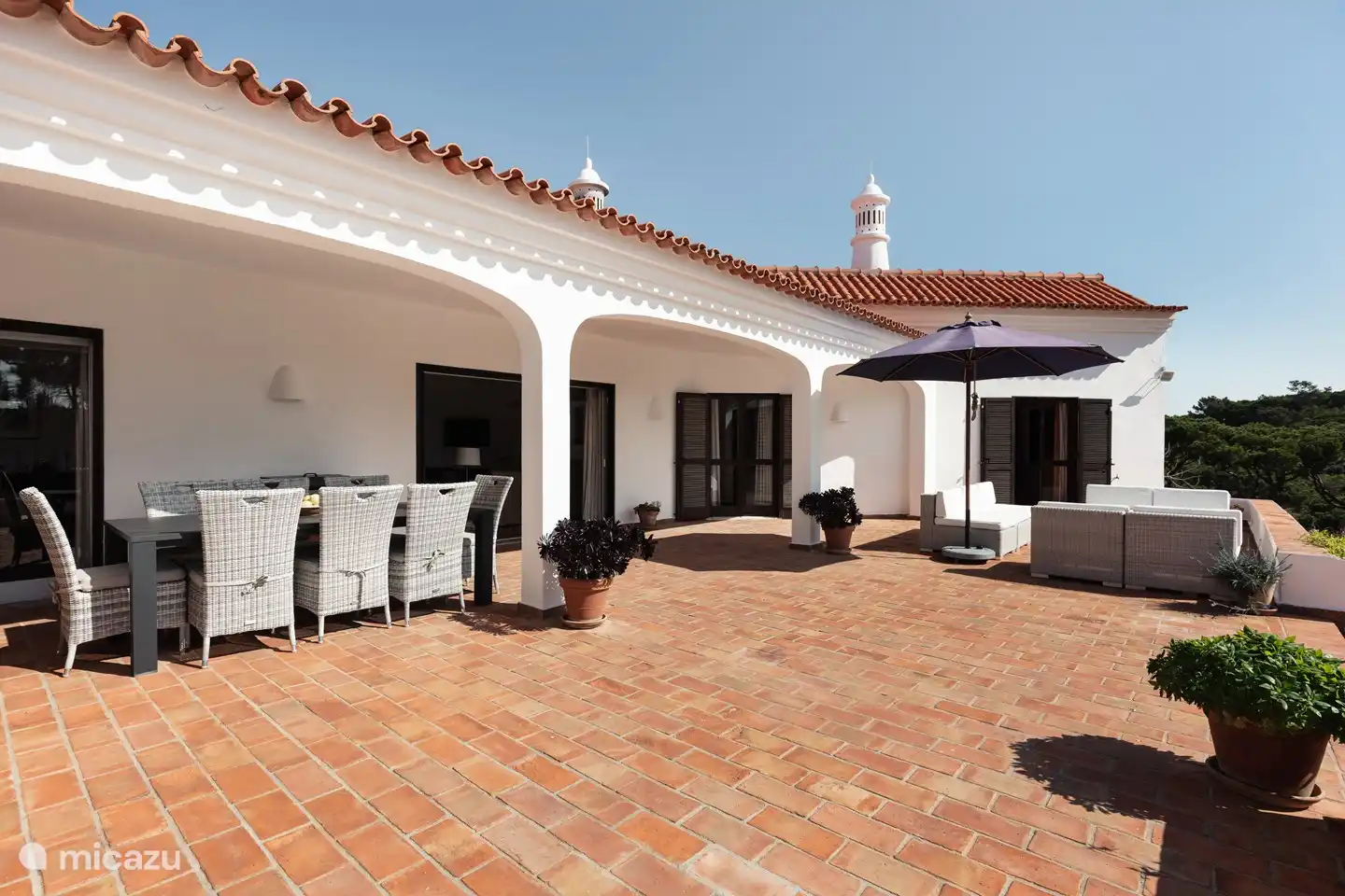 Terrasse mit Esstisch und Lounge-Set