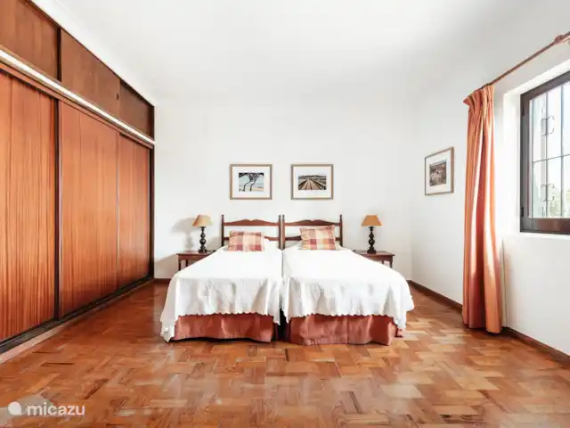 Casa Figueiras - proche de la plage | Portugal, Algarve, Vale do Garrão - villa Chambre principale avec beaucoup d’espace de rangement