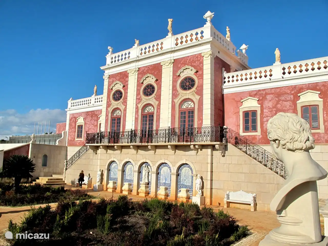 Palacio de Estoi, wunderschöner alter Palast, der heute ein Hotel ist, in dem Sie etwas trinken oder essen können