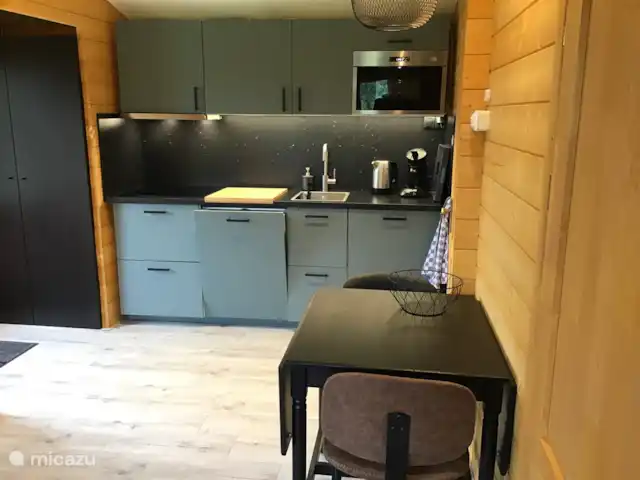 Chalet 'De Oude Gooten 2' | Pays-Bas, Hollande méridionale, Brielle - cabane en bois / lodge Cuisine avec lave-vaisselle, plaque de cuisson, hotte, réfrigérateur et micro-ondes.