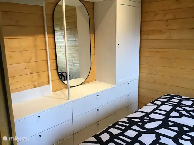 Chalet 'De Oude Gooten 2' | Pays-Bas, Hollande méridionale, Brielle - cabane en bois / lodge Penderie dans la chambre