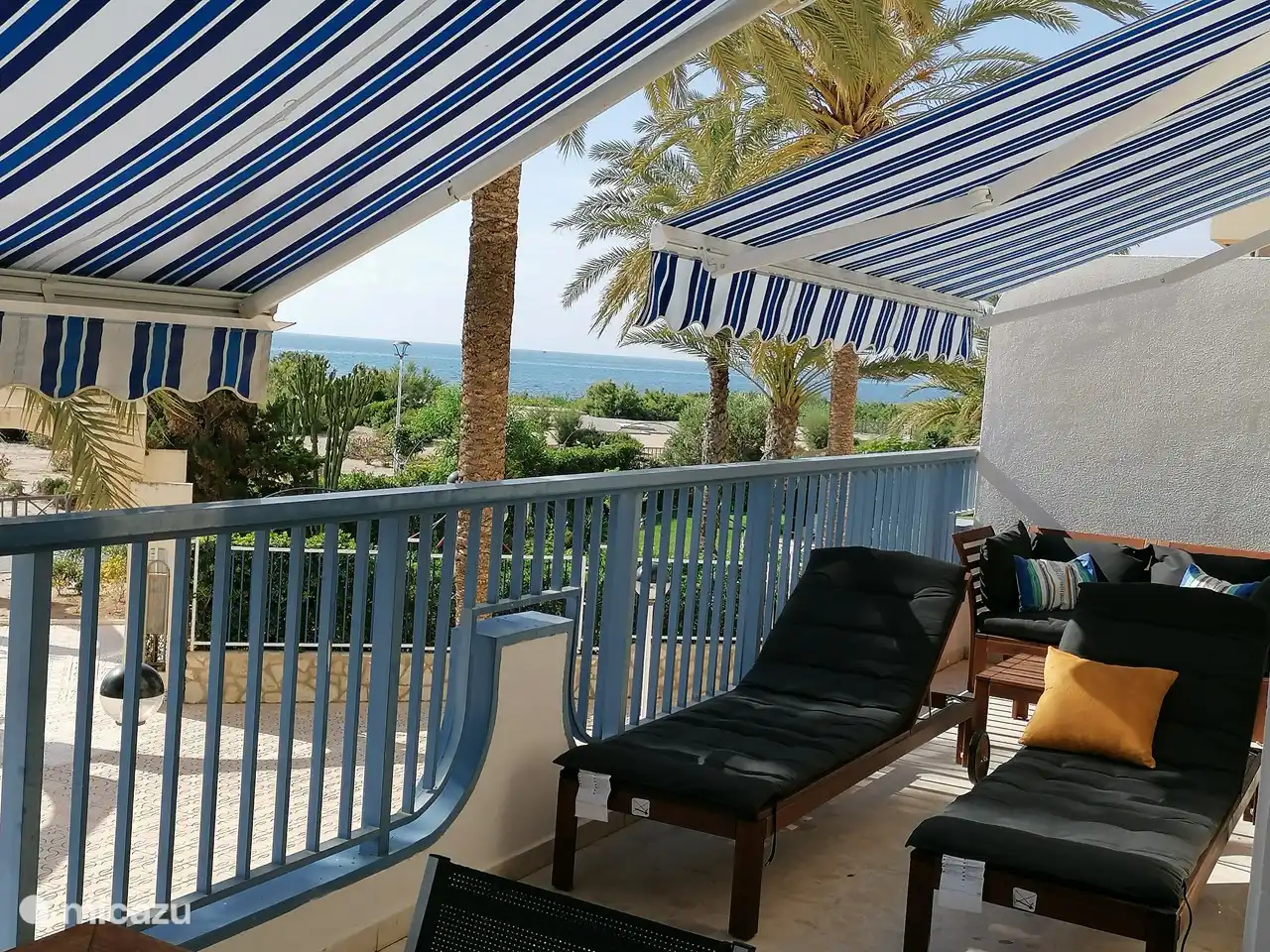 Die Terrasse ist sehr geräumig und verfügt über einen Esstisch für 6 Personen, zwei Tagesbetten und zwei große Markisen.