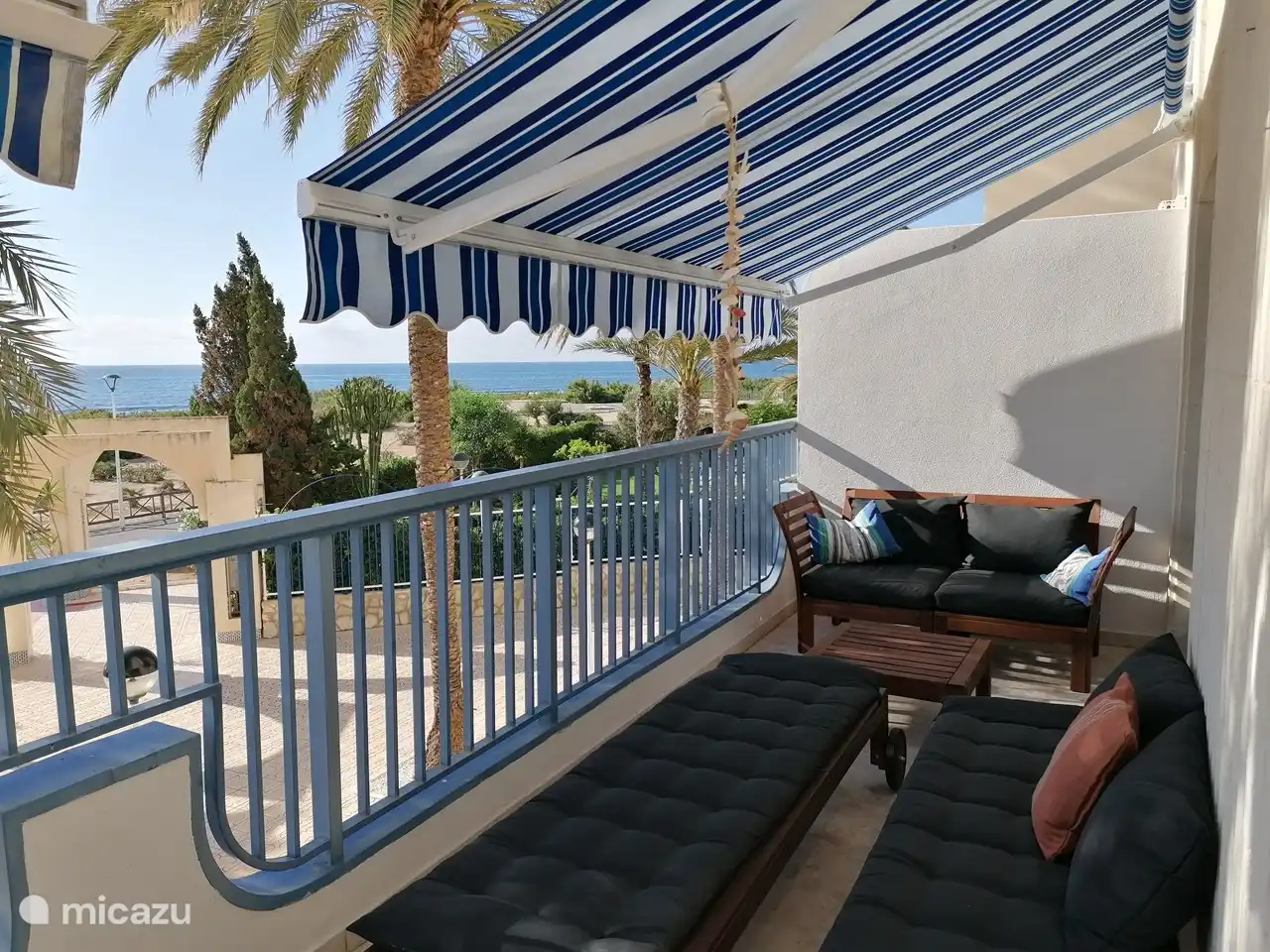 Es gibt viel Platz auf der Terrasse ... die Sonnenliegen können auch flach zusammengeklappt und als großes zusätzliches Sofa verwendet werden. Die zweite Liege kann dann ein Tisch sein, an dem Sie Ihre Tapas und Sangria abstellen können.