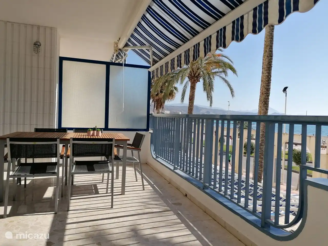 Wenn Sie auf der Bank sitzen, sieht die Terrasse so aus ... sehr geräumig, es gibt viel Platz für alle