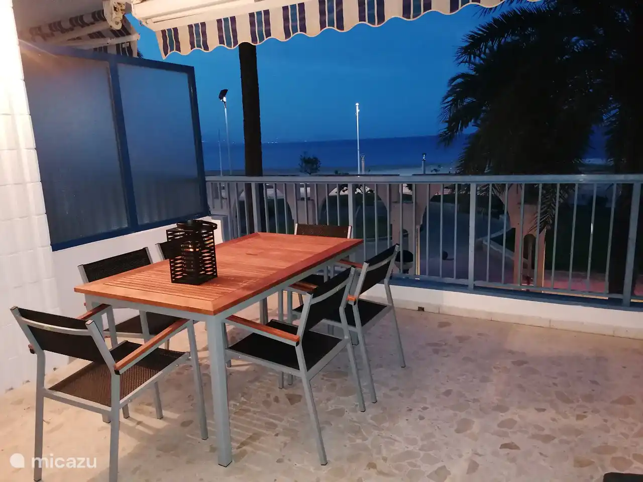Wenn es abends dunkel wird, ist es schön auf der Terrasse. Sie haben einen schönen Blick über die Bucht von El Campello.