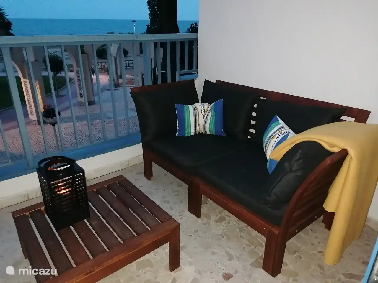 Und es ist Zeit für einen Schlummertrunk auf dem Loungesofa, nach dem Sie das Hauptschlafzimmer betreten