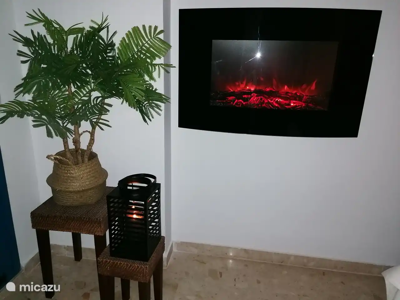 Dort finden Sie einen romantischen Kamin.