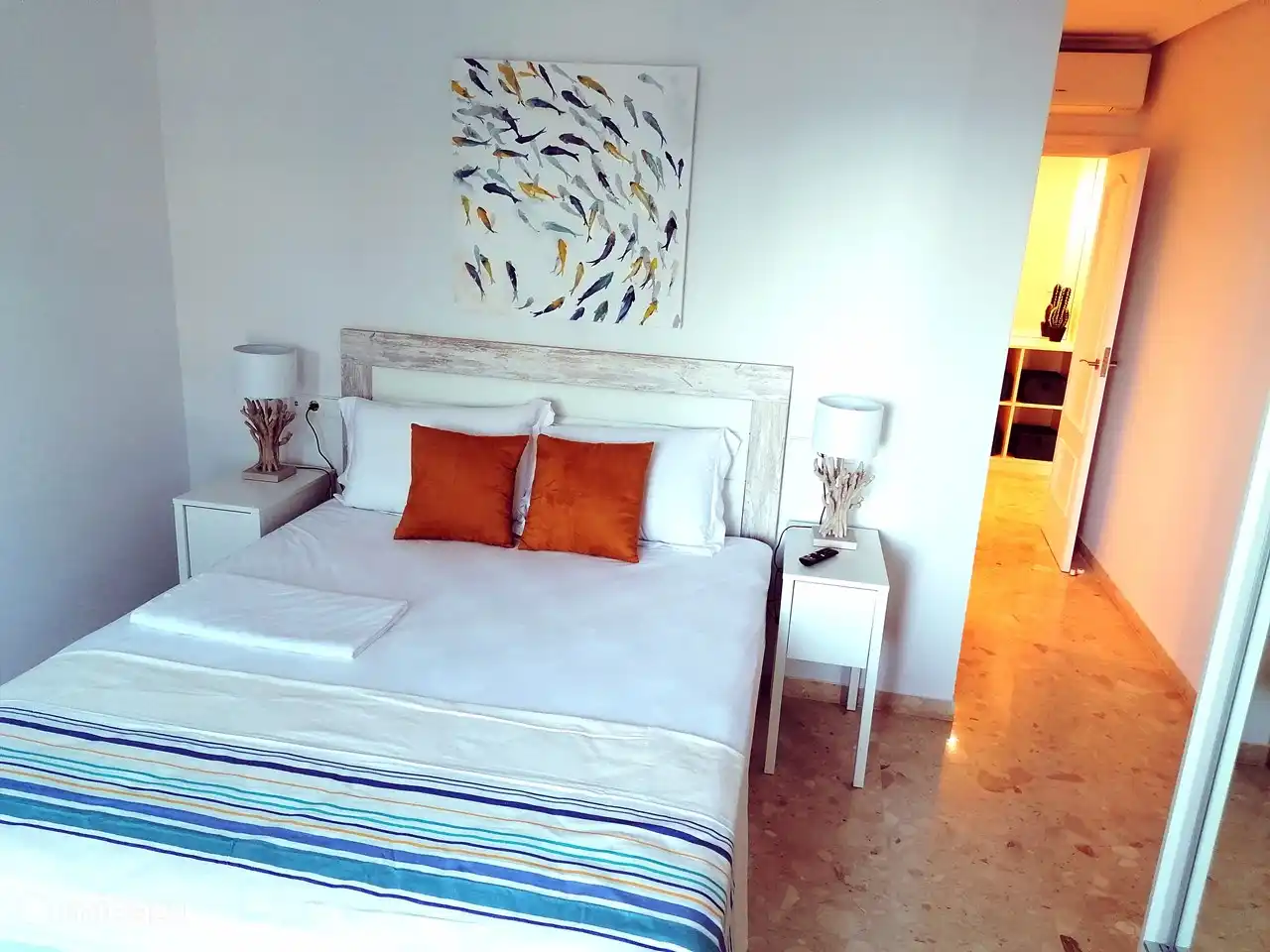 Das Hauptschlafzimmer ist luxuriös gestaltet und verfügt über ein schönes Doppelbett von 160x200.