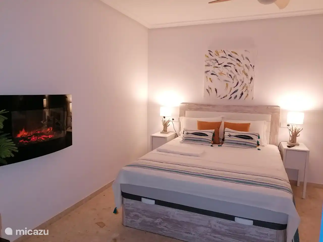 Das bequeme Bett ist von ausgezeichneter Qualität und hat auch Stauraum. Wenn Sie es nach oben drücken, ist ausreichend Platz für beispielsweise die Terrassenkissen oder die Koffer.