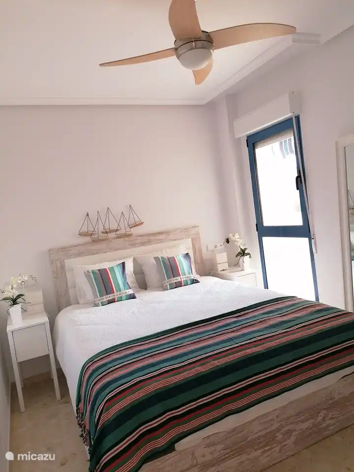 Das 2. Schlafzimmer befindet sich auf der anderen Seite der Wohnung. Auch hier haben Sie das luxuriöse Doppelbett 160x200. Es gibt auch einen geräumigen Schrank mit Safe. Es gibt Fliegengitter und Fensterläden für Schatten und Privatsphäre.