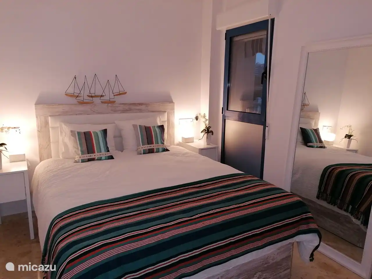 Dieses Zimmer ist auch sehr attraktiv und verfügt über eine Klimaanlage und einen Ventilator. Auch unter diesem Qualitätsbett finden Sie ausreichend Stauraum für Koffer oder zusätzliche Kleidung.