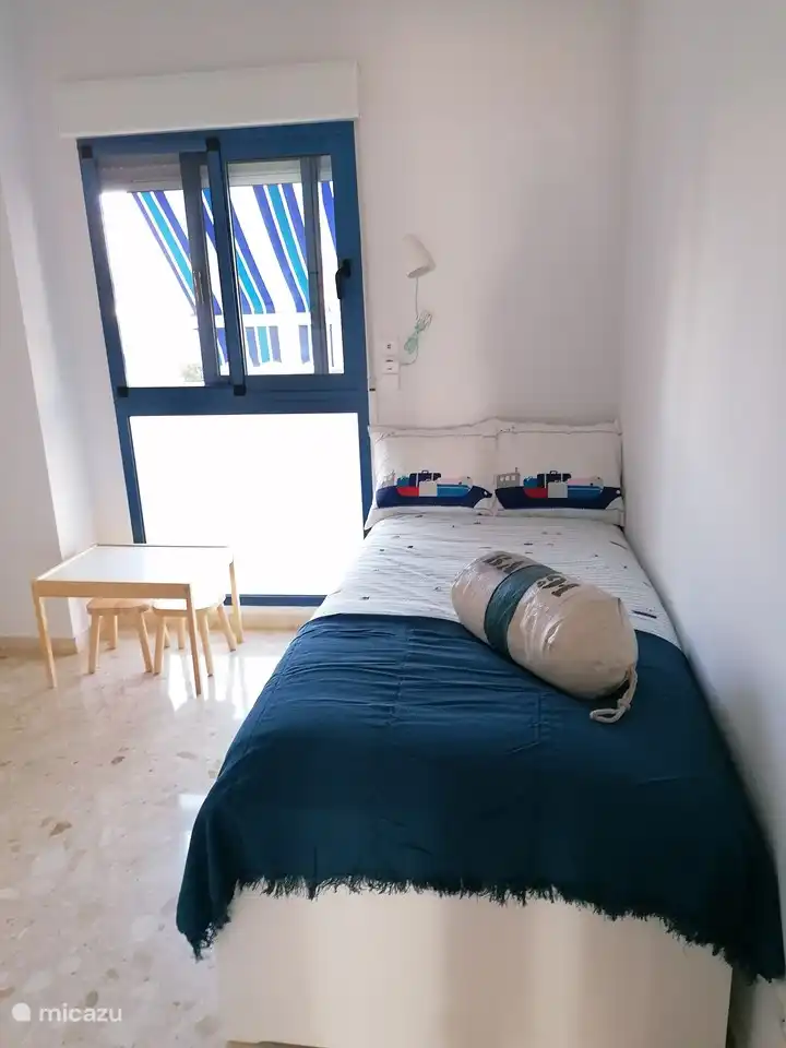 Das 3. Schlafzimmer ist als Kinderzimmer eingerichtet und verfügt über ein Ausziehbett von 90x200. Hier können 2 Kinder schlafen. Auf Anfrage kann im Kinderzimmer oder Hauptschlafzimmer ein Baby- / Kleinkinderbett hinzugefügt werden.