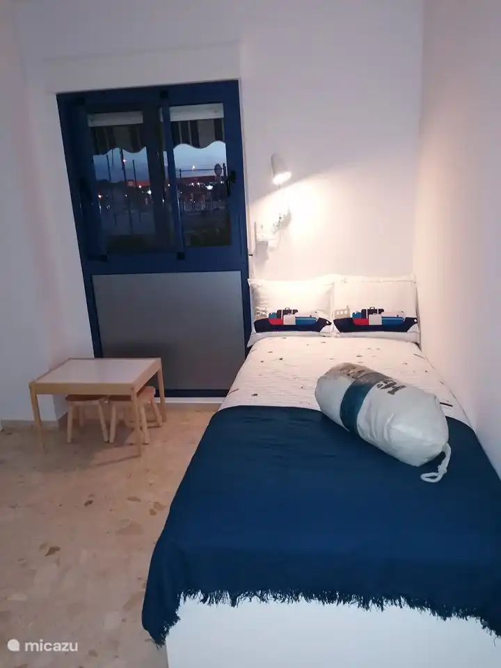 Genau wie die anderen 2 Schlafzimmer verfügt auch dieses gemütliche Kinderzimmer über Mückenschutz, Fensterläden für Privatsphäre, Deckenventilator und Klimaanlage.