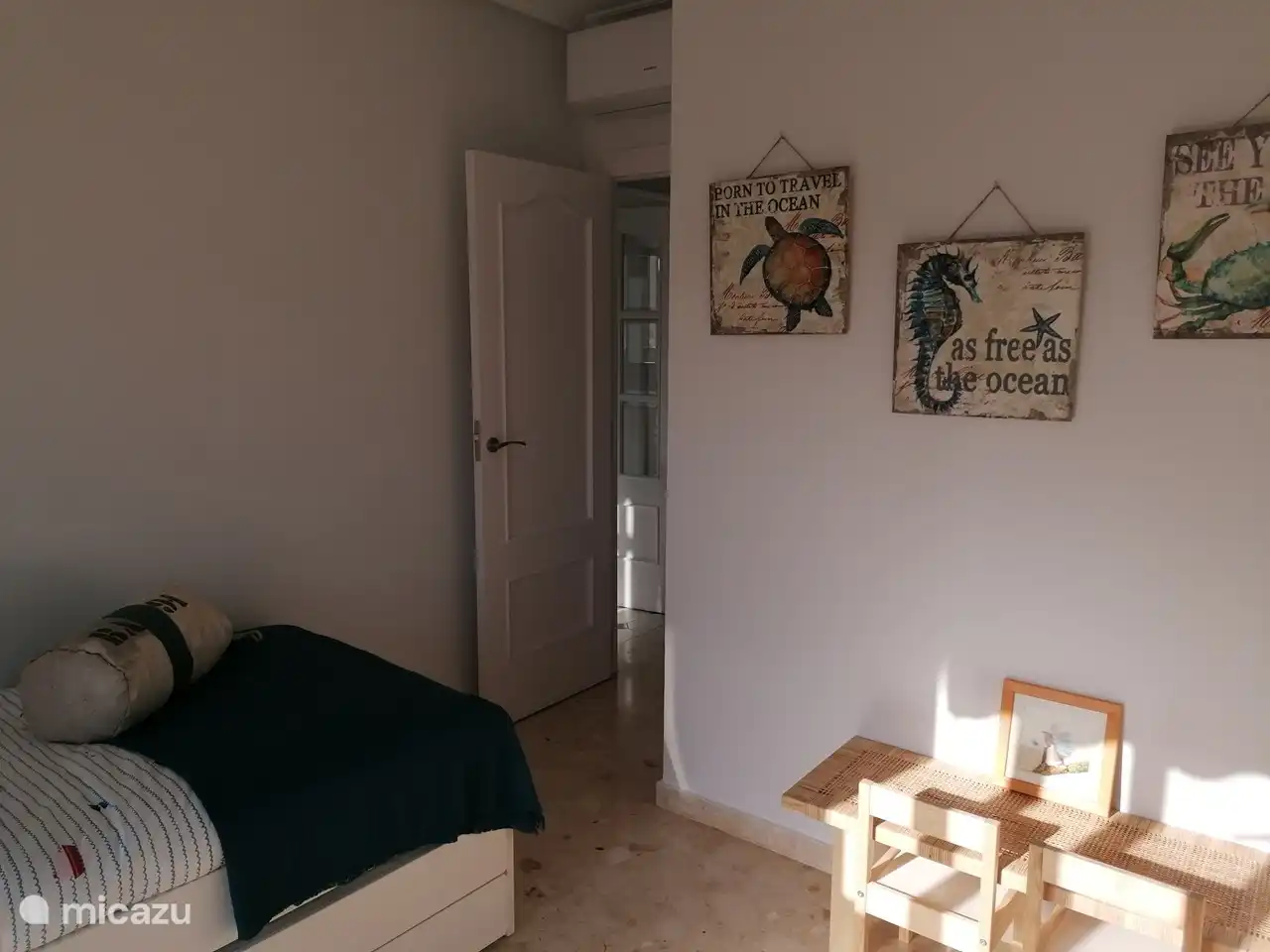 Darüber hinaus gibt es einen Spieltisch und 2 Stühle, die auch sehr einfach im Wohnzimmer oder auf der Terrasse platziert werden können.