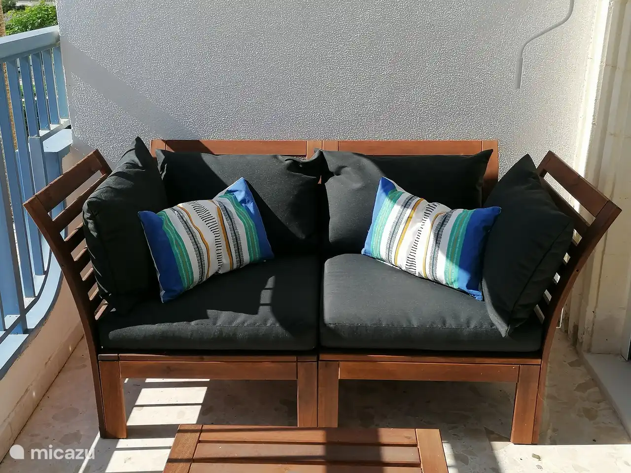 Der Wohnbereich ist vom Hauptschlafzimmer aus zugänglich, das auch über eine Schiebetür verfügt.