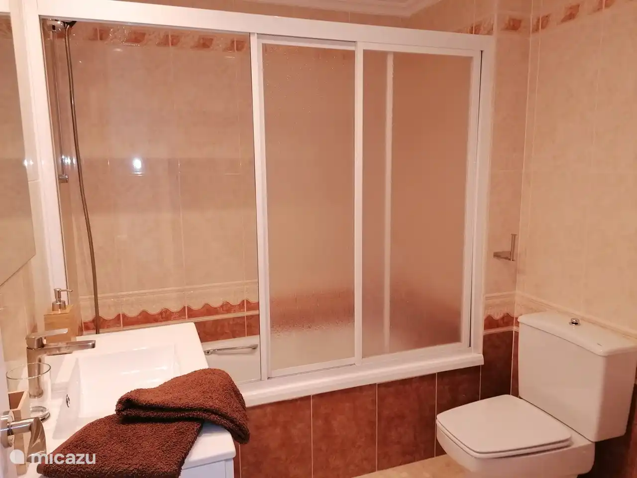 Das zweite Badezimmer befindet sich gegenüber dem 2. Hauptschlafzimmer und dem Kinderzimmer. In diesem Badezimmer haben Sie Zugang zu einer Badewanne mit Dusche, Toilette, Heizung und einem Badezimmerschrank.