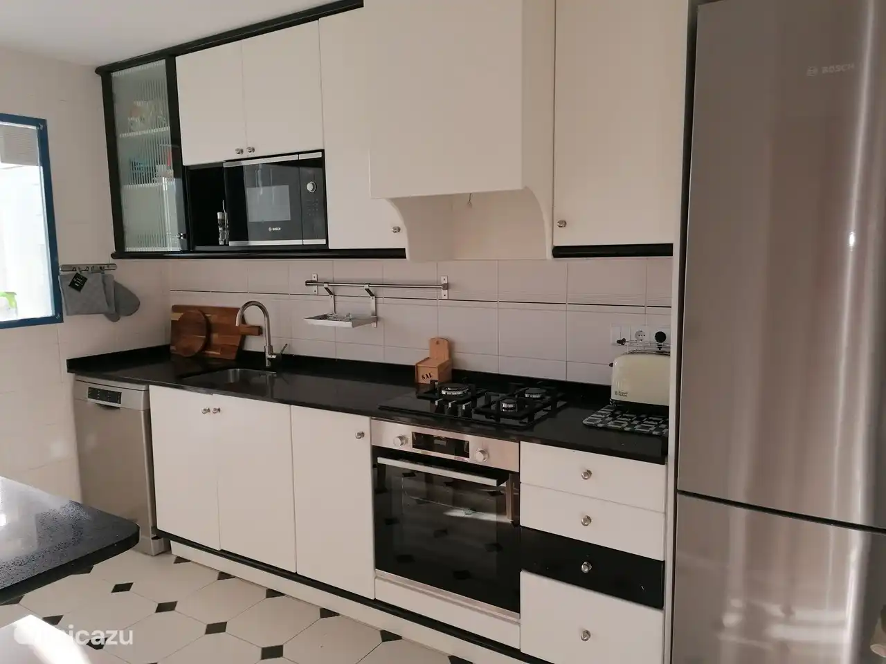 Schließlich gibt es eine sehr geräumige Küche mit neuem Gasherd für Stadtgas, stillem Geschirrspüler, Kühlschrank mit Gefrierfach und Mikrowelle, alle von Bosch und Siemens.