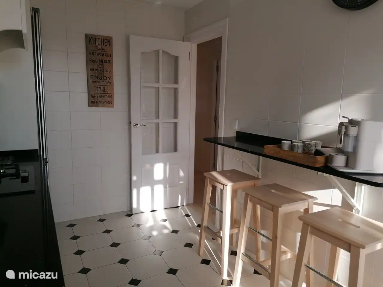 Schließlich gibt es eine Natursteinbar mit Kaffeeecke und Hockern. Direkt in der Küche befindet sich ein Hauswirtschaftsraum mit Geysir, Waschtrockner, Liegestühlen und Stauraum für beispielsweise Reinigungsmittel und Bügeleisen.