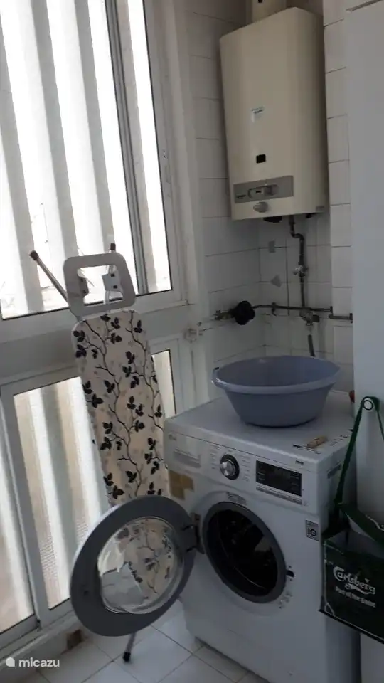 Neben der Küche befindet sich ein kleiner Hauswirtschaftsraum mit Wasch- / Trockenmaschine, Bügelbrett, Liegestühlen und Speisekammer. Hier ist auch der Geysir (Stadtgas).