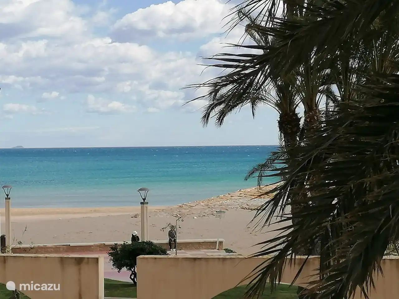 Das Schönste an dieser Wohnung ist jedoch die direkte Lage am Strand mit fantastischem Blick über das Meer, die Gärten des Komplexes und den Boulevard von El Campello.