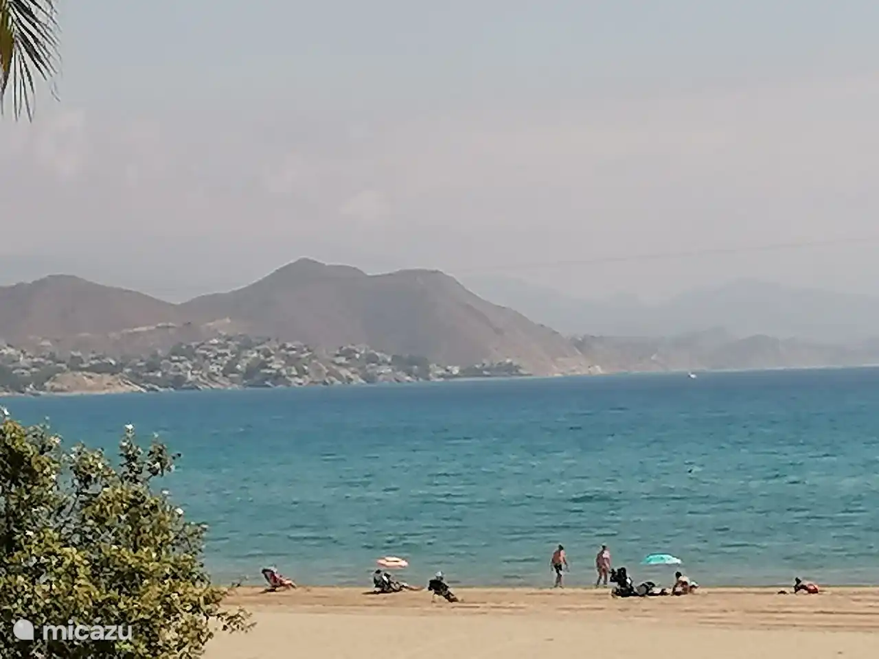 Der Strand ist sandig, breit und für jedermann zugänglich! Es gibt auch mehrere Pfeiler, von denen aus Sie den Boulevard sehen und angeln oder Krabben fangen können.