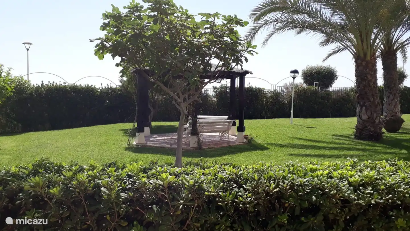 In dem wunderschön angelegten Garten gibt es mehrere Sitzbereiche, um die Ruhe zu genießen ...