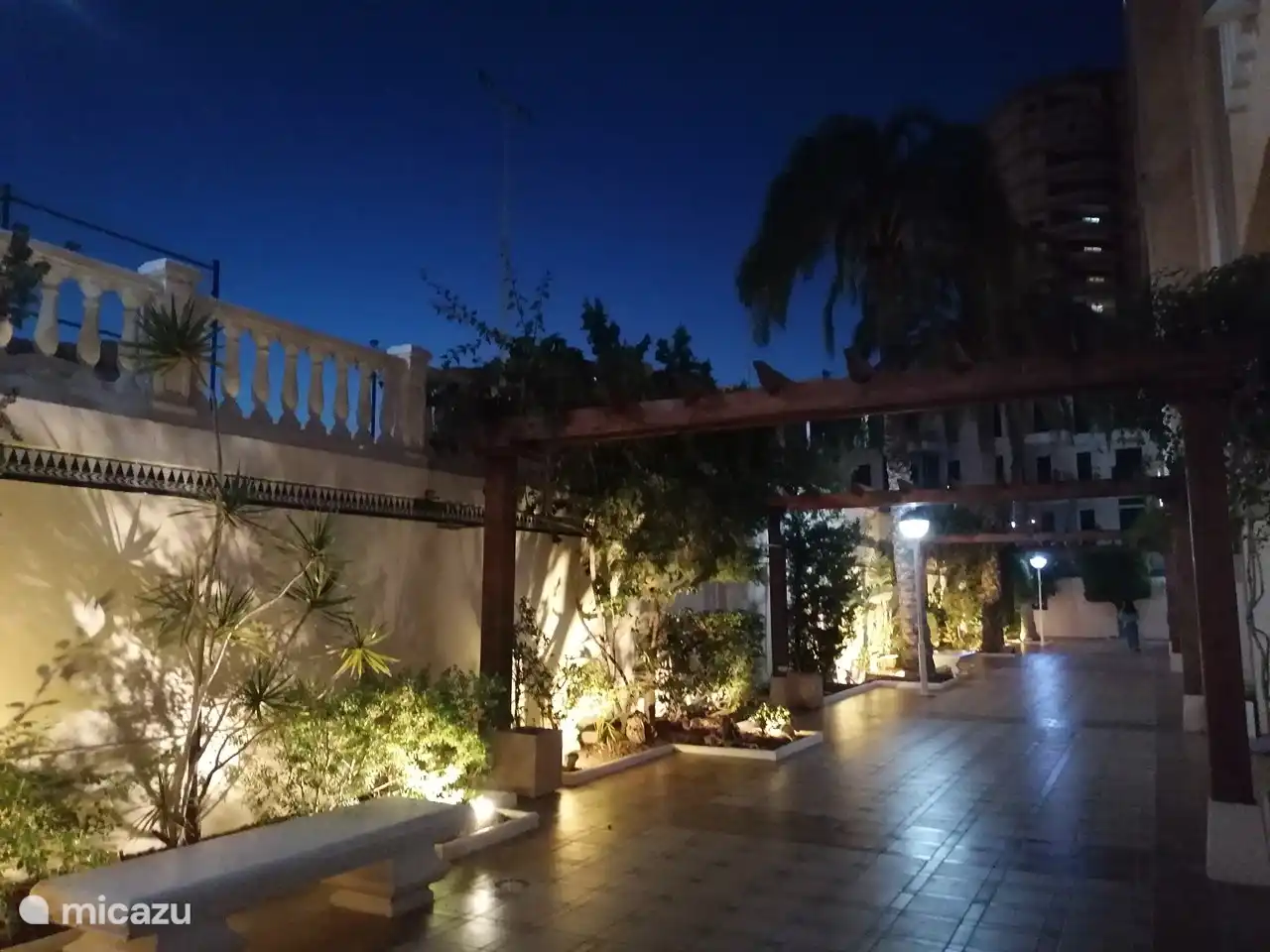 Abends sind die Gärten attraktiv beleuchtet.