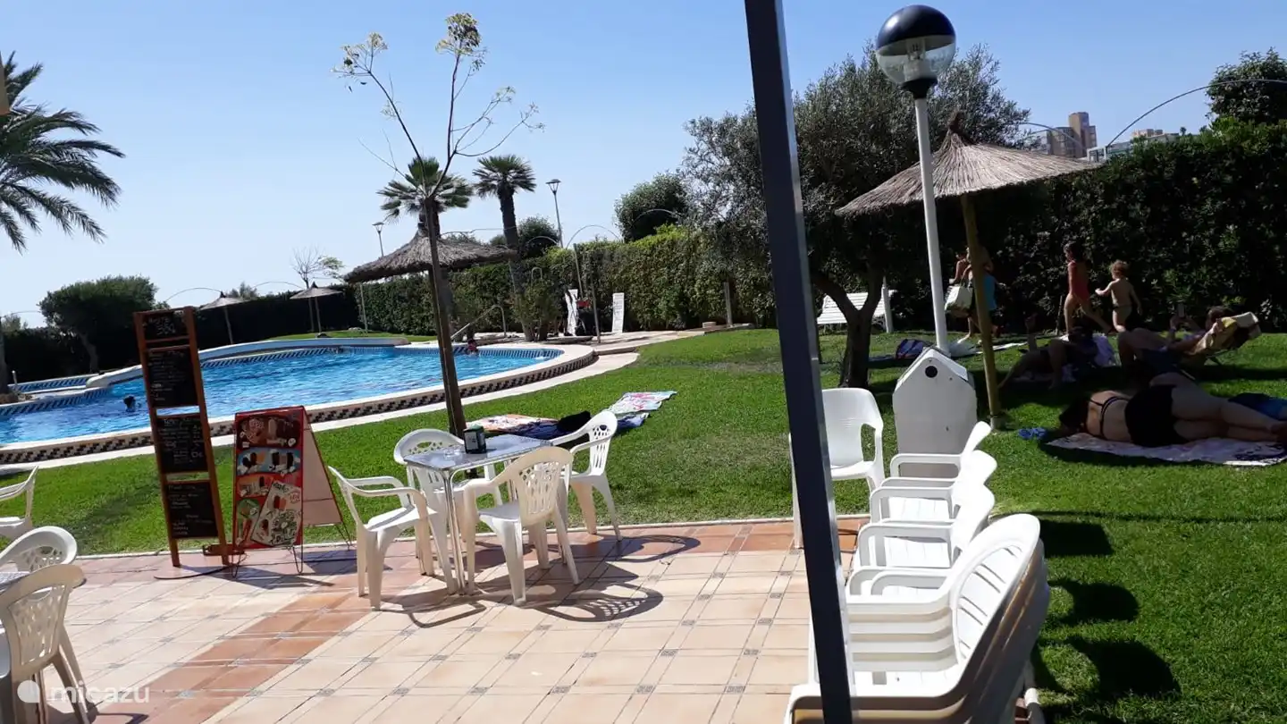 Es ist gut, hier zu bleiben. Sie haben einen schönen Blick über die Gärten und die beiden Schwimmbäder.