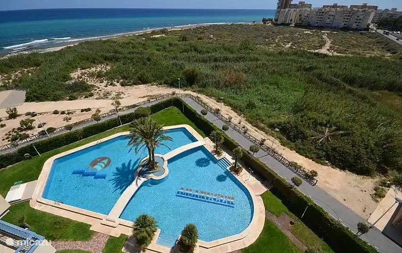 Von oben können Sie deutlich sehen, wie groß der Pool ist und wie nahe er am Rio Seco (trockener Fluss) liegt.