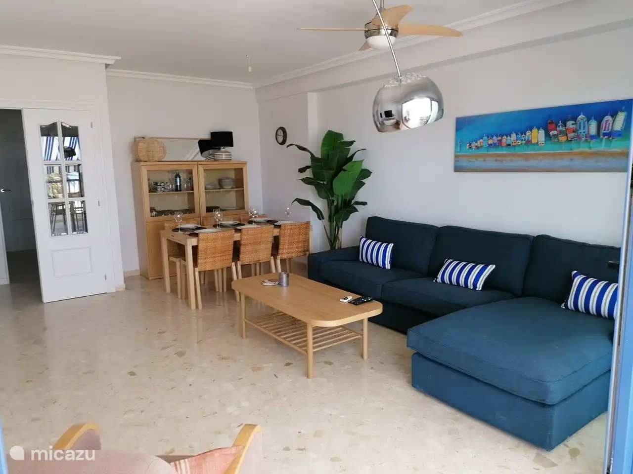 Das geräumige Wohnzimmer