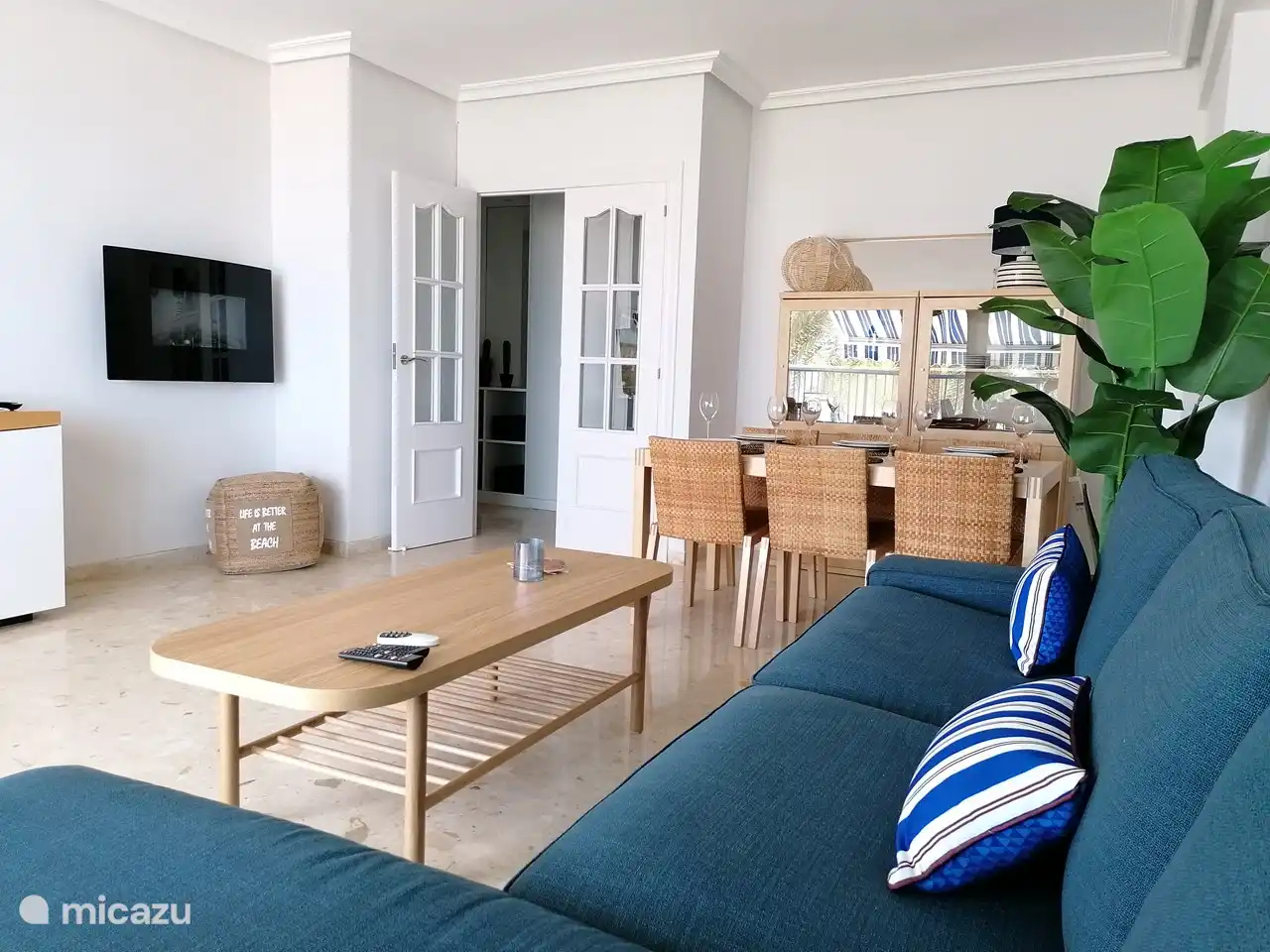 Das Wohnzimmer hat französische Türen zur Halle.