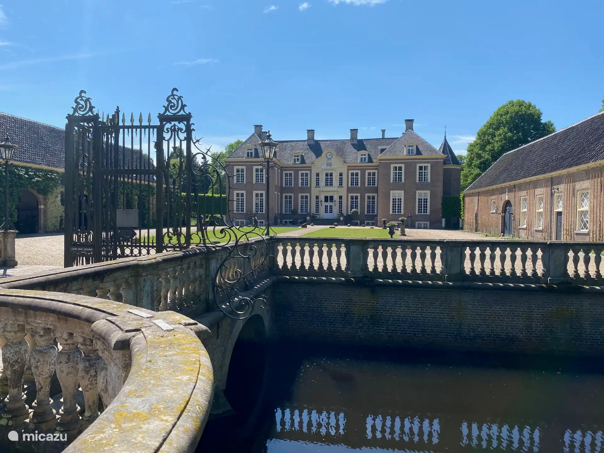 Das Schloss mit Vorplatz. Rechts im Seitengebäude der Eselstall