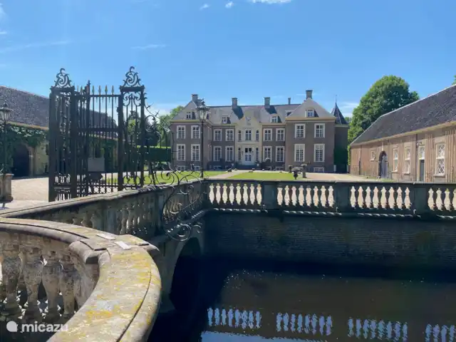 El establo de burros en Países Bajos, Güeldres, Lochem - casa vacacional El castillo con explanada. A la derecha, en el edificio lateral, el establo de burros