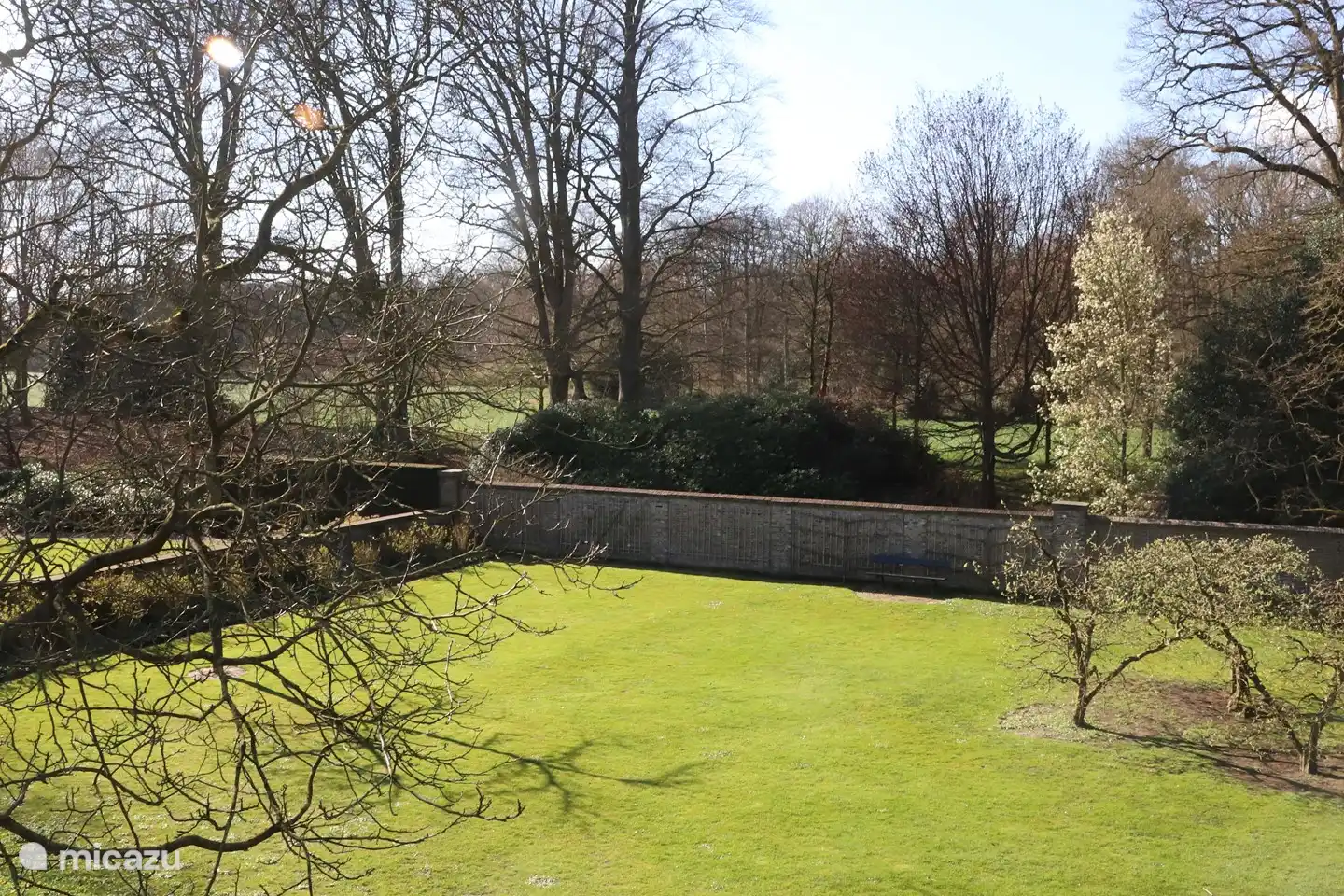 Der umzäunte Garten des Ferienhauses