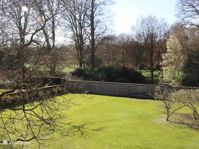 El establo de burros en Países Bajos, Güeldres, Lochem - casa vacacional El jardín cerrado de la casa de vacaciones